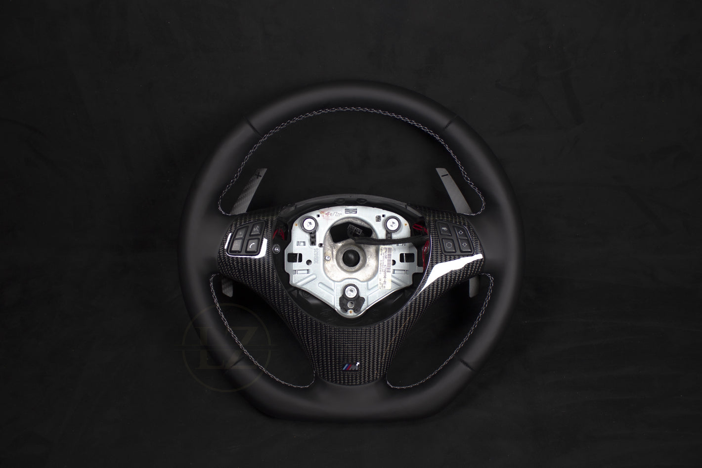 BMW E8X/E9X Skinn Ratt - Hvite Detaljer Magnetiske Paddles - LZ-Customs