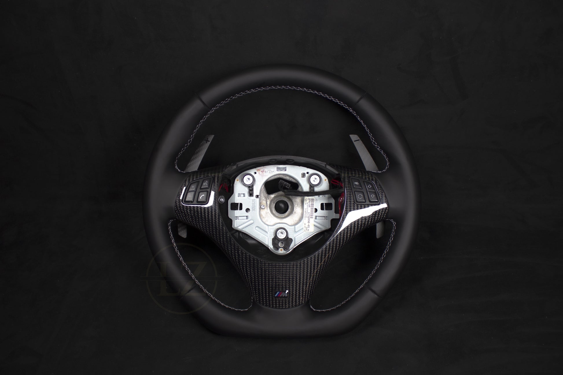 BMW E8X/E9X Skinn Ratt - Hvite Detaljer Magnetiske Paddles - LZ-Customs