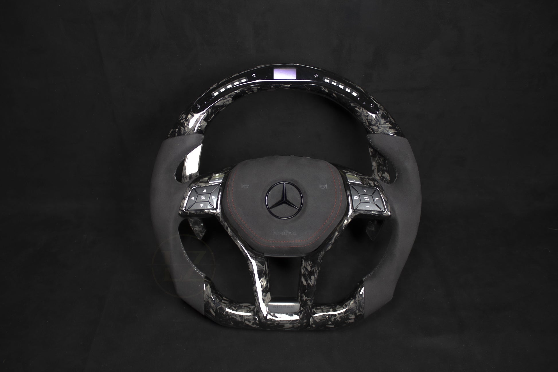 Mercedes-Benz AMG LED Ratt Alcantara/Forged Carbon - Røde Detaljer - LZ-Customs