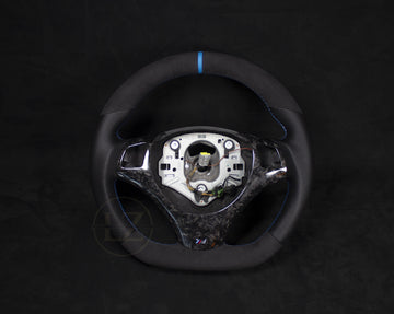 BMW E8X/E9X Alcantara/Ventilert Skinn Blå detaljer Forged Carbon Rattdeksel - LZ-Customs