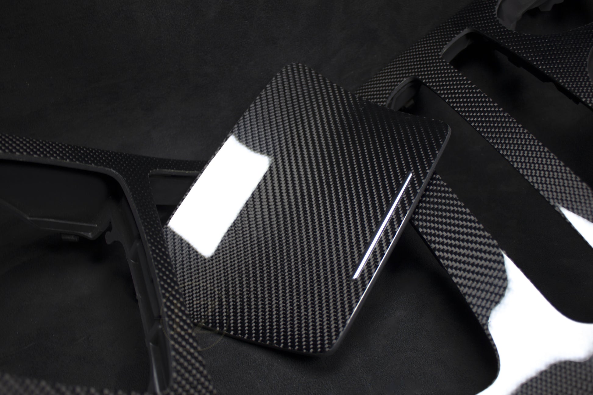 Mercedes Benz C63 Carbon Senterkonsoll - LZ-Customs