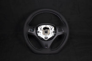 BMW E8X/E9X Perforert Skinn Ratt - Hvite Detaljer - LZ-Customs