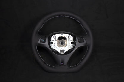 BMW E8X/E9X Perforert Skinn Ratt - Hvite Detaljer - LZ-Customs