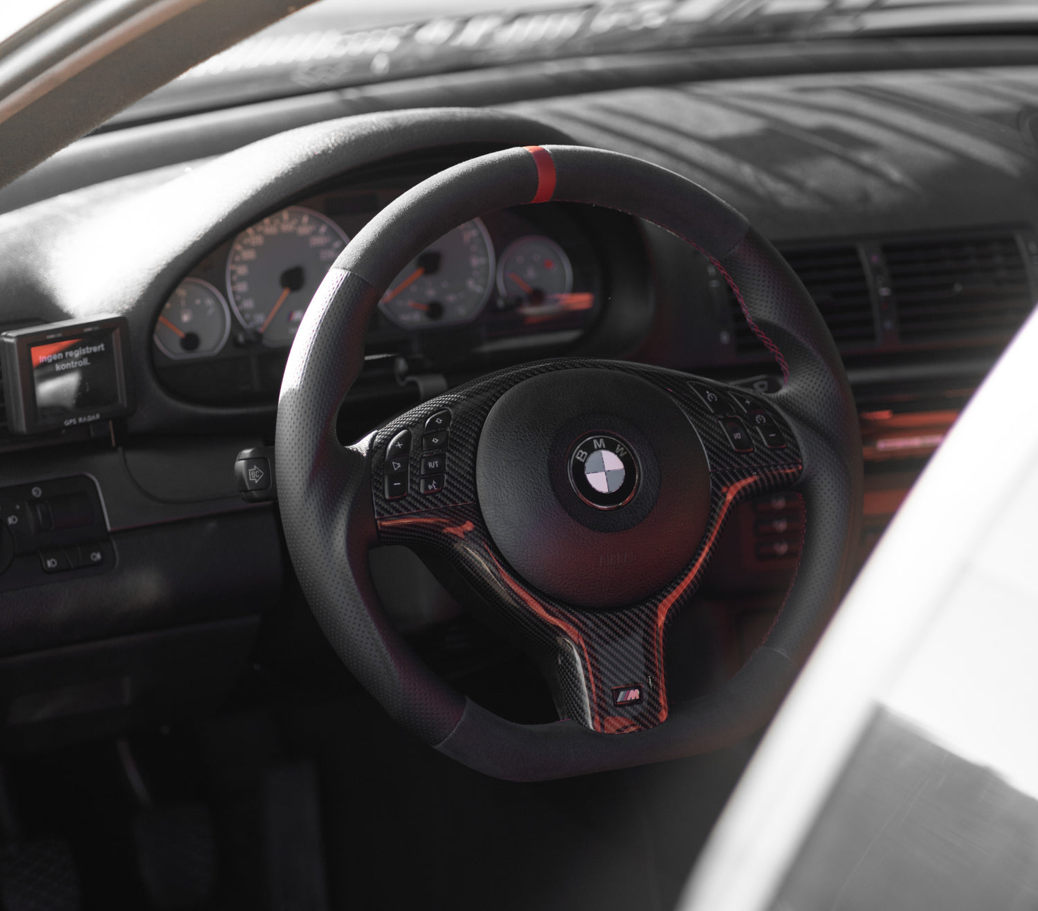 Volante de cuero para BMW E46 con detalles en rojo - LZ-Customs