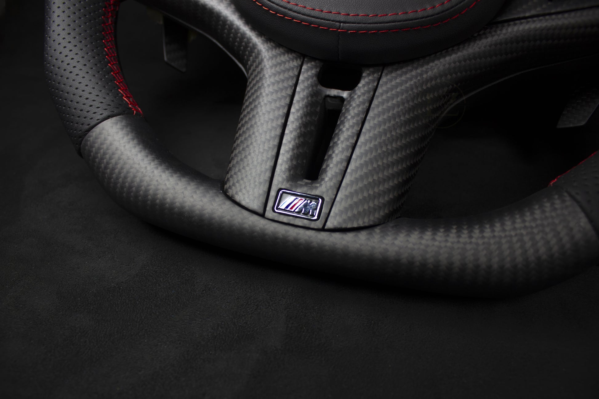 BMW G-Serie G80/G82/G20/G30 Alcantara/Matt Carbon LED Ratt - LZ-Customs