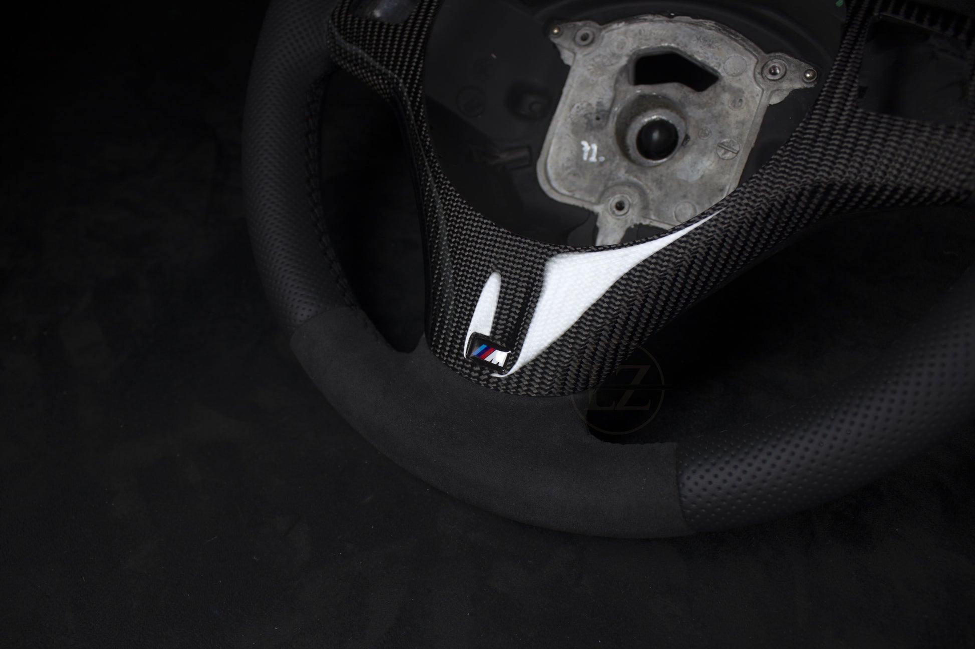 BMW E8X/E9X Alcantara/Ventilert Skinn Carbon Rattdeksel - LZ-Customs