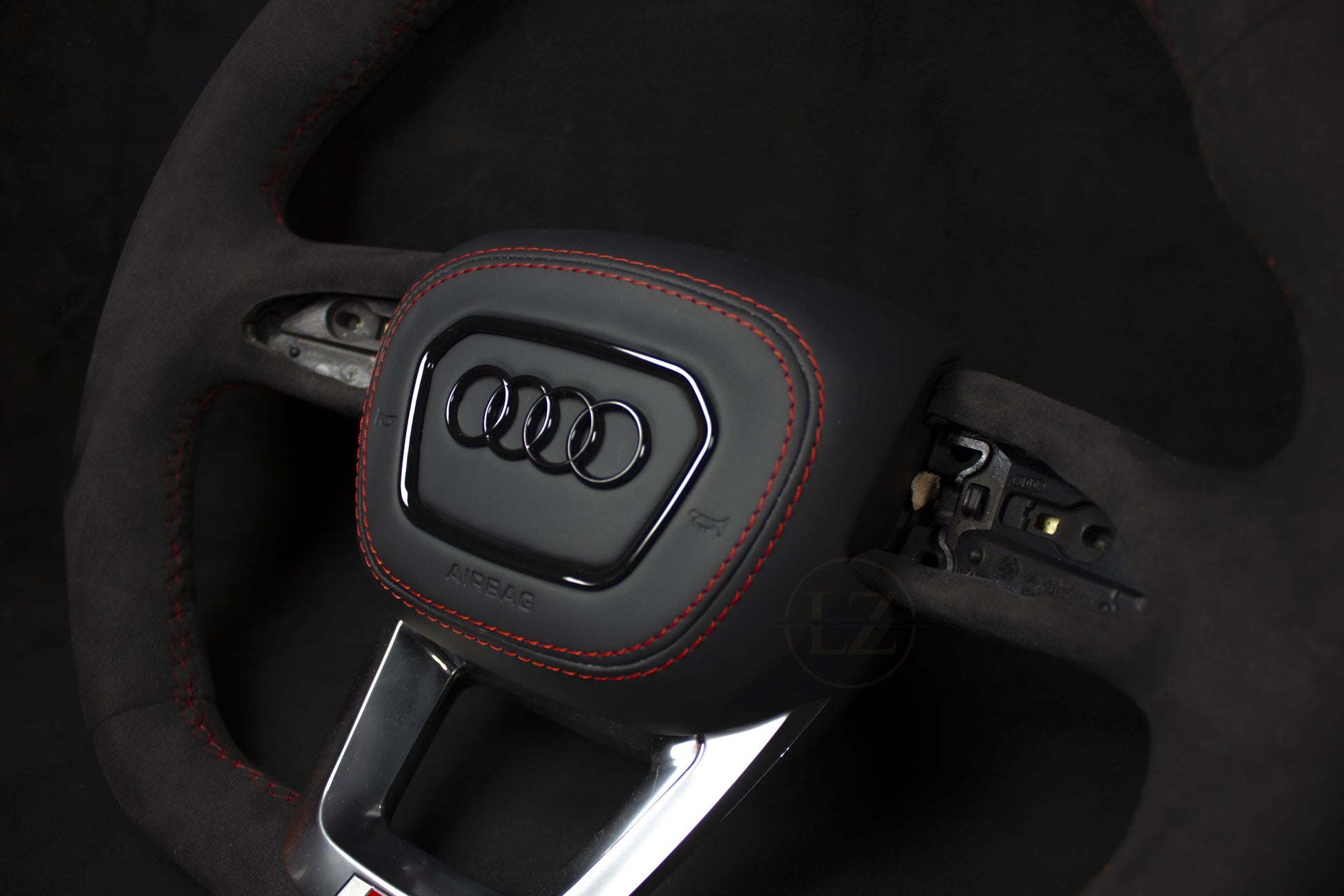 Audi RS C8 Alcantara Ratt Røde Detaljer - LZ-Customs