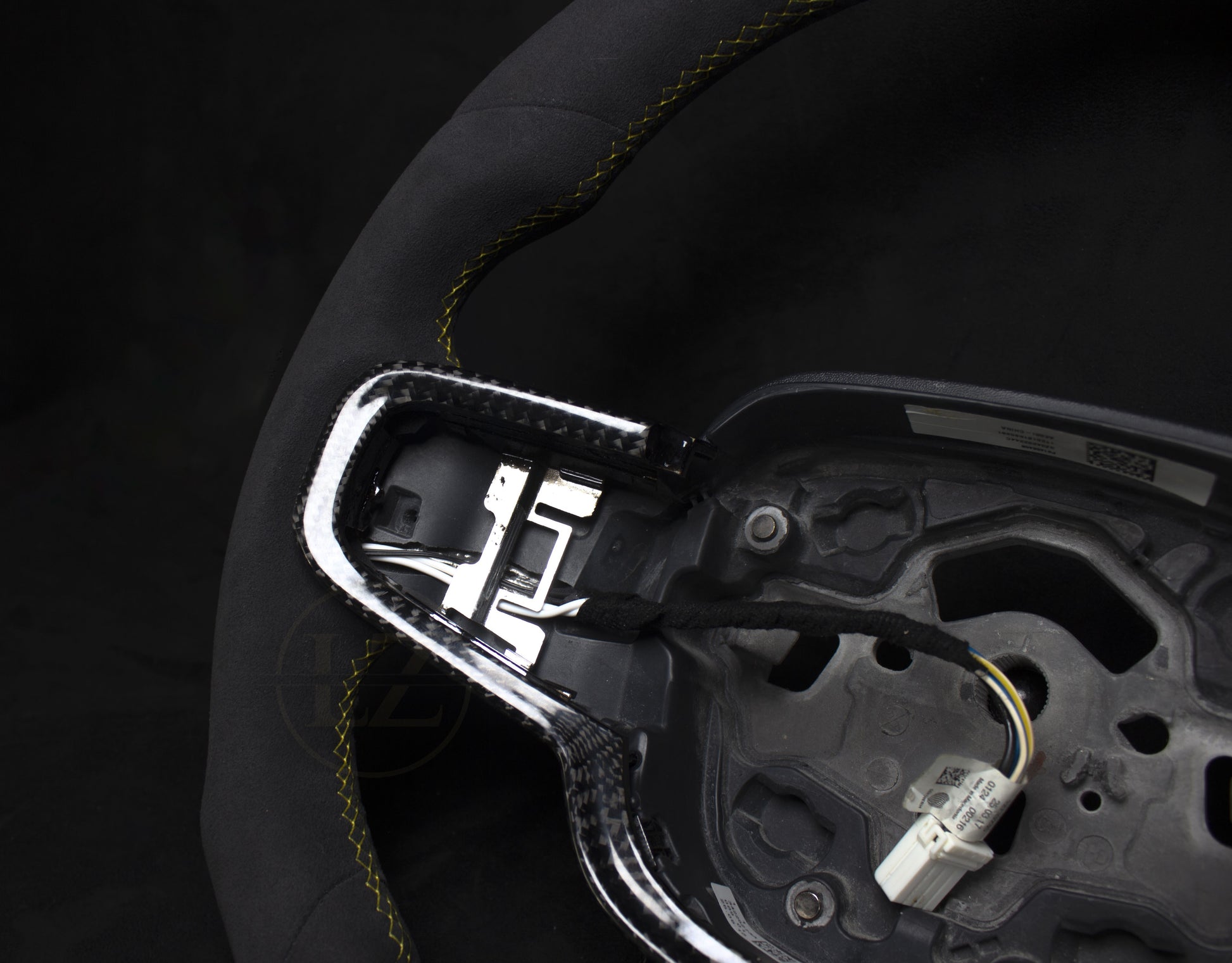 Volvo XC40/Polestar 2 Alcantara Ratt Gule Detaljer - LZ-Customs