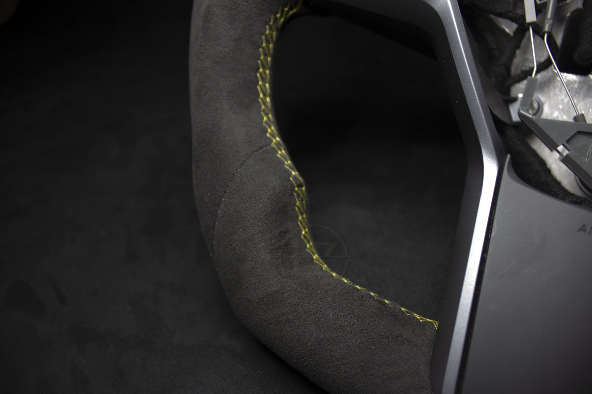 Tesla Model 3/Y Alcantara Ratt Gule Detaljer - LZ-Customs