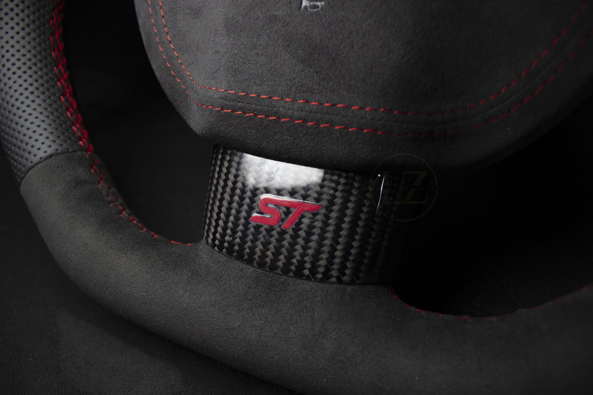 Ford Focus  V2 ST/RS MK2 Alcantara/Skinn Ratt, Røde Detaljer - LZ-Customs