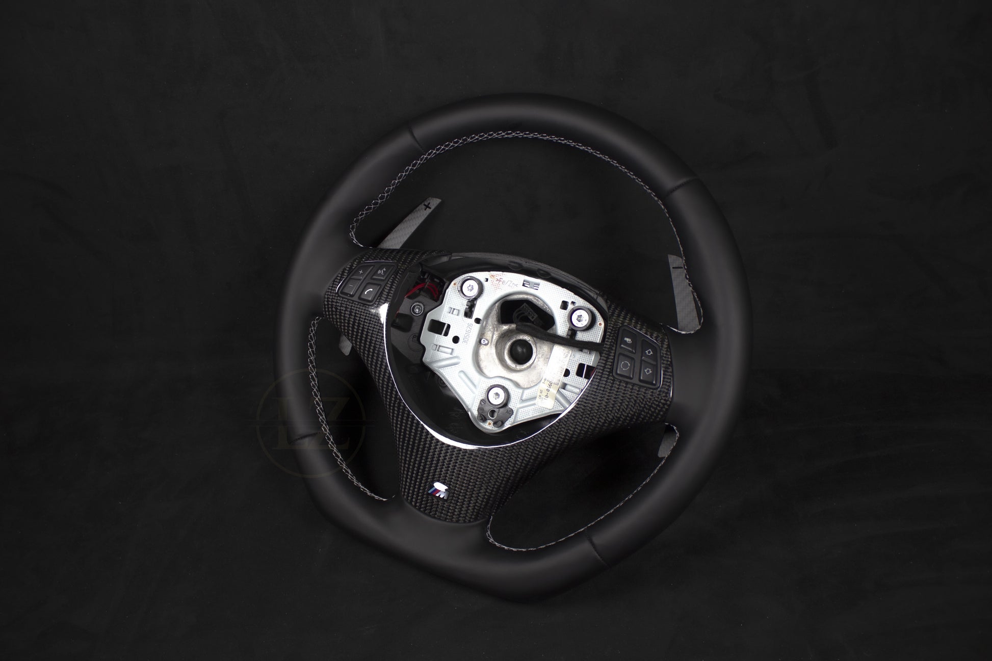 BMW E8X/E9X Skinn Ratt - Hvite Detaljer Magnetiske Paddles - LZ-Customs