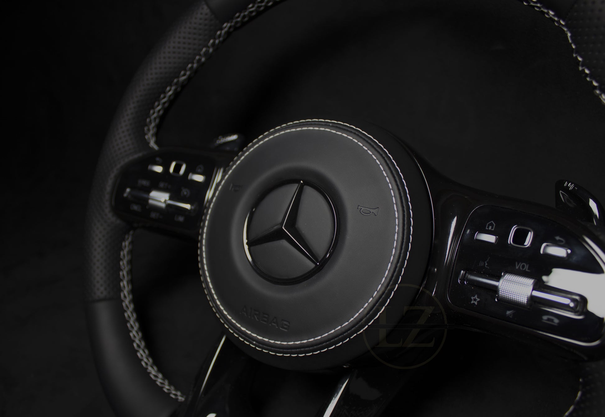 Mercedes-Benz C63 AMG Skinn Ratt Hvite detaljer - LZ-Customs