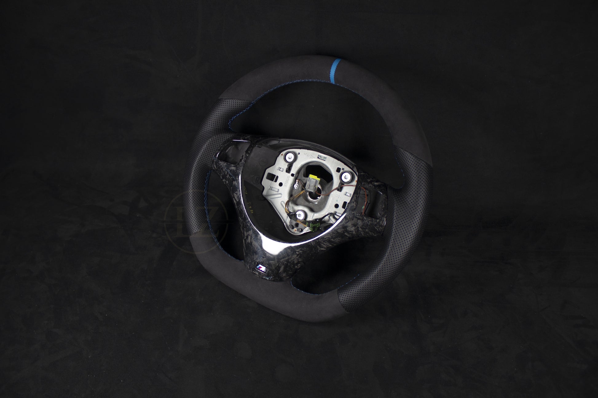 BMW E8X/E9X Alcantara/Ventilert Skinn Blå detaljer Forged Carbon Rattdeksel - LZ-Customs