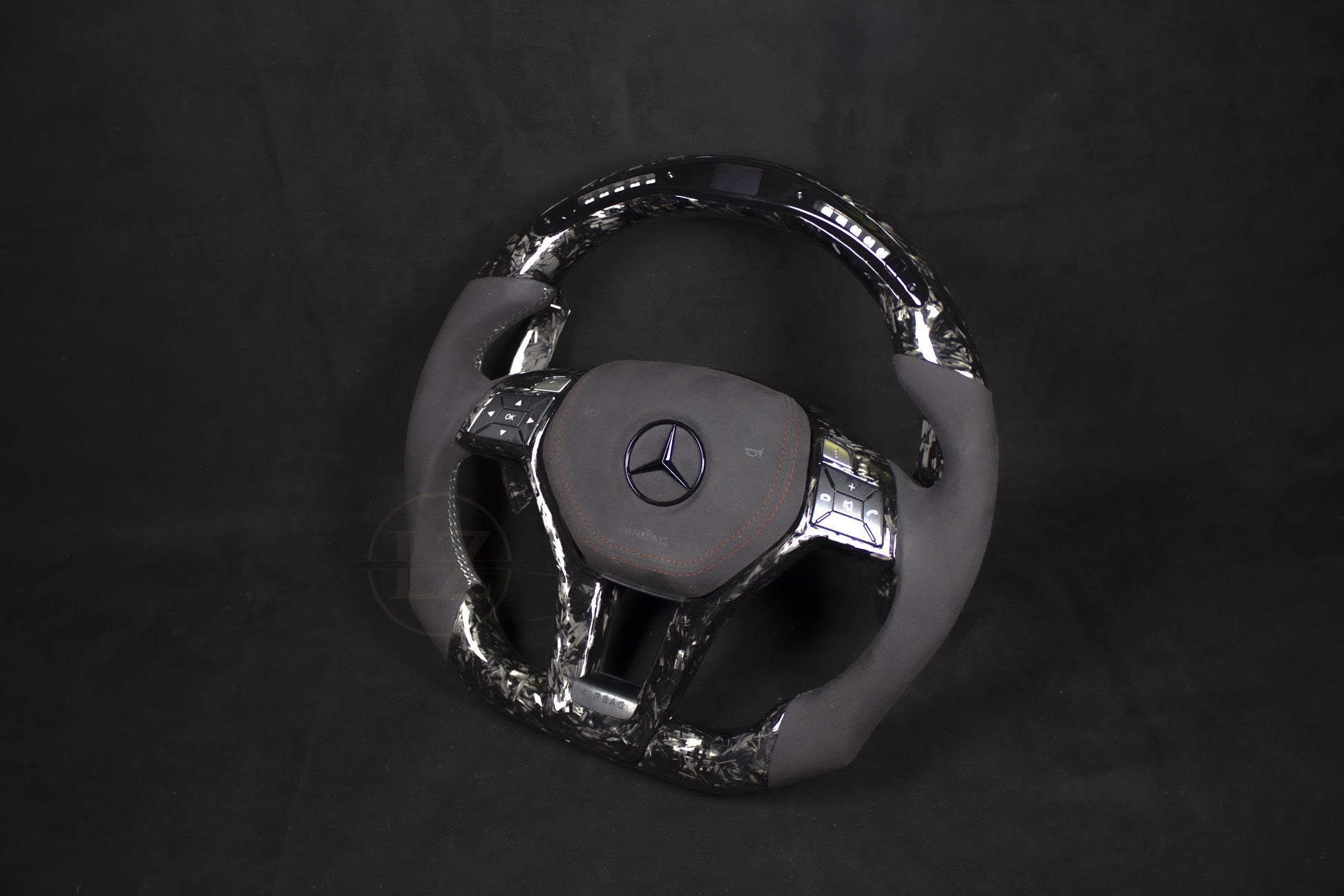 Mercedes-Benz AMG LED Ratt Alcantara/Forged Carbon - Røde Detaljer - LZ-Customs