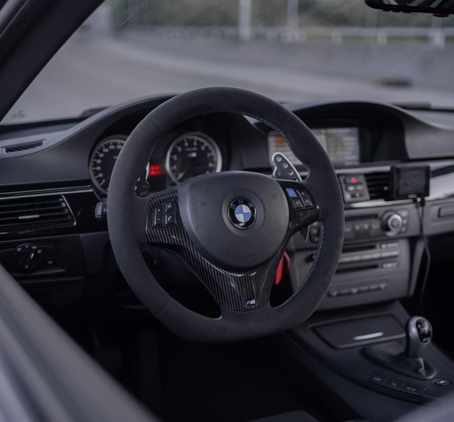 BMW E8X/E9X M-Performance Alcantara Ratt Hvite sømmer Carbon Rattdeksel - LZ-Customs