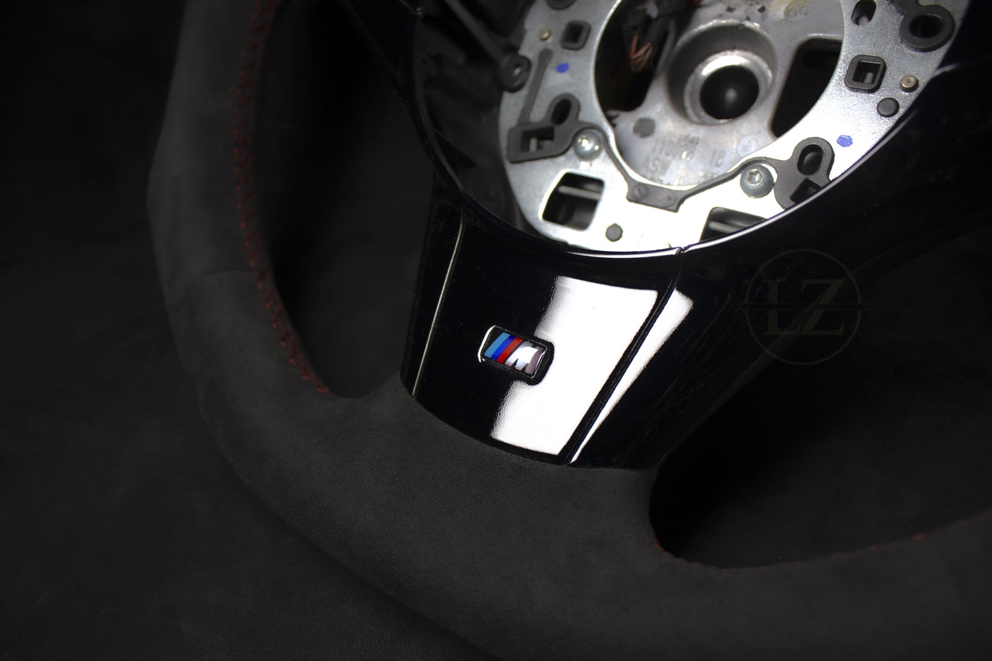 BMW E60, E61 Alcantara Ratt Rød Detaljer Piano Sort Deksel - LZ-Customs