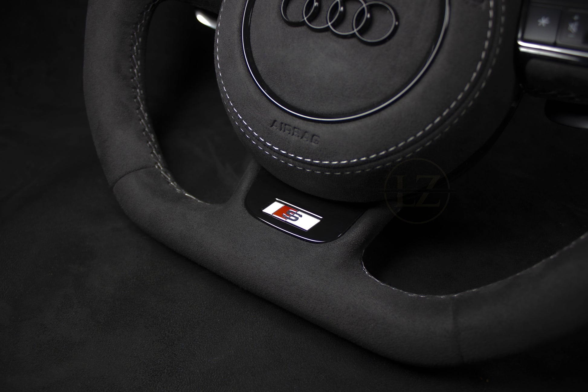 Audi B8 Alcantara Ratt, Hvite Detaljer v2 - LZ-Customs