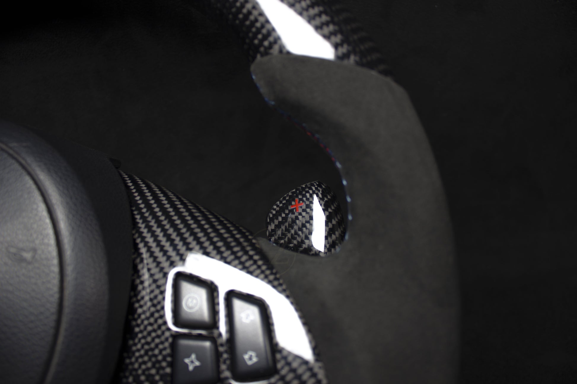 BMW E60, E61 Carbon/Alcantara Ratt V2 - LZ-Customs