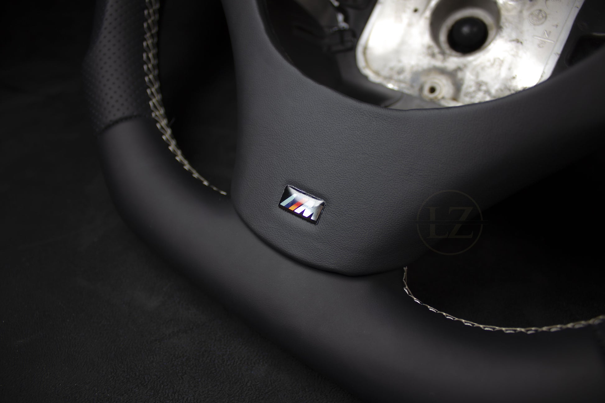 BMW E8X/E9X Skinn Ratt, Hvite Detaljer - LZ-Customs