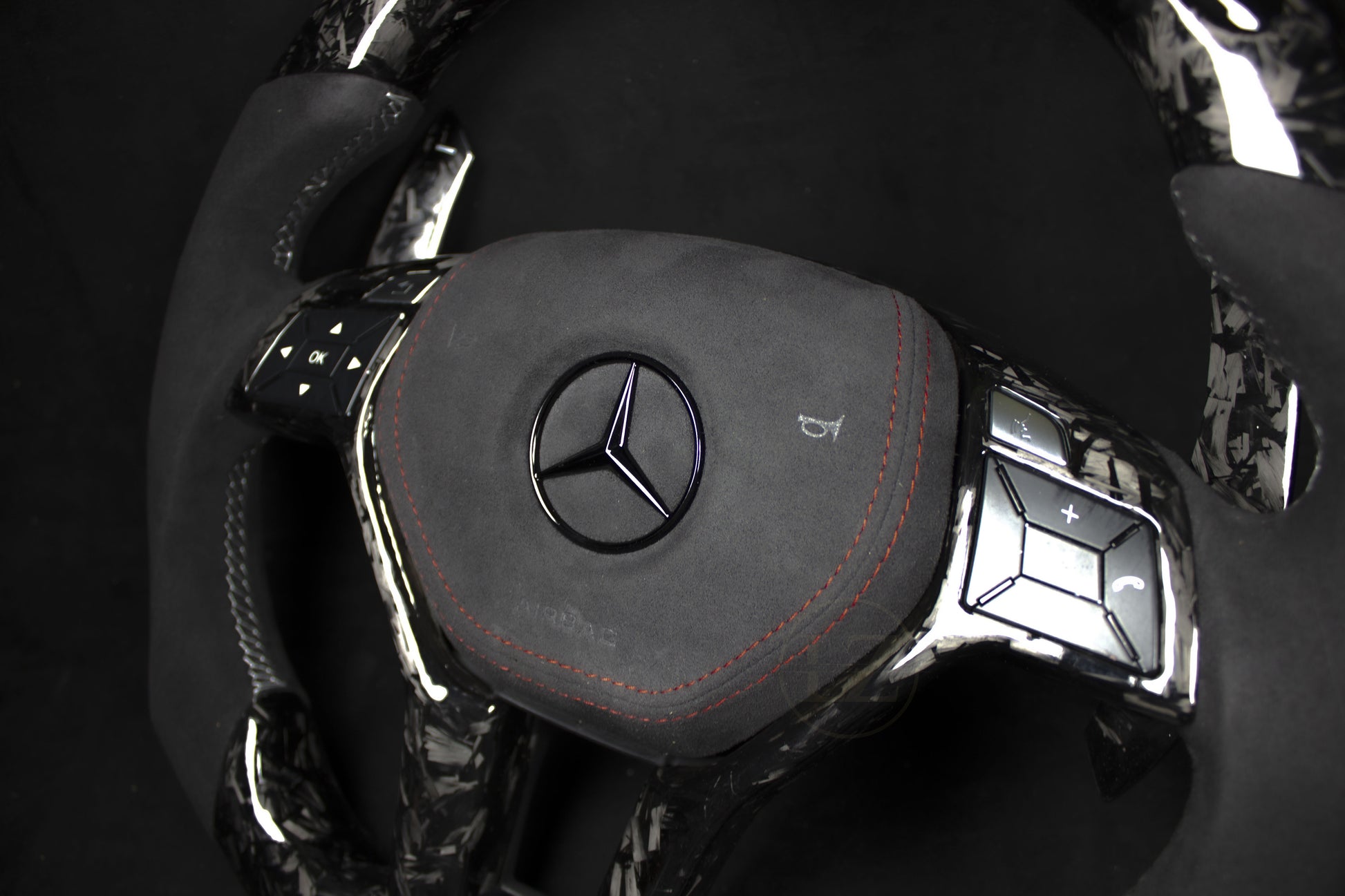 Mercedes-Benz AMG LED Ratt Alcantara/Forged Carbon - Røde Detaljer - LZ-Customs
