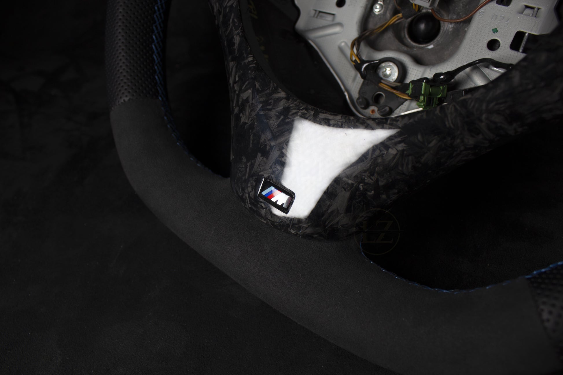 BMW E8X/E9X Alcantara/Ventilert Skinn Blå detaljer Forged Carbon Rattdeksel - LZ-Customs