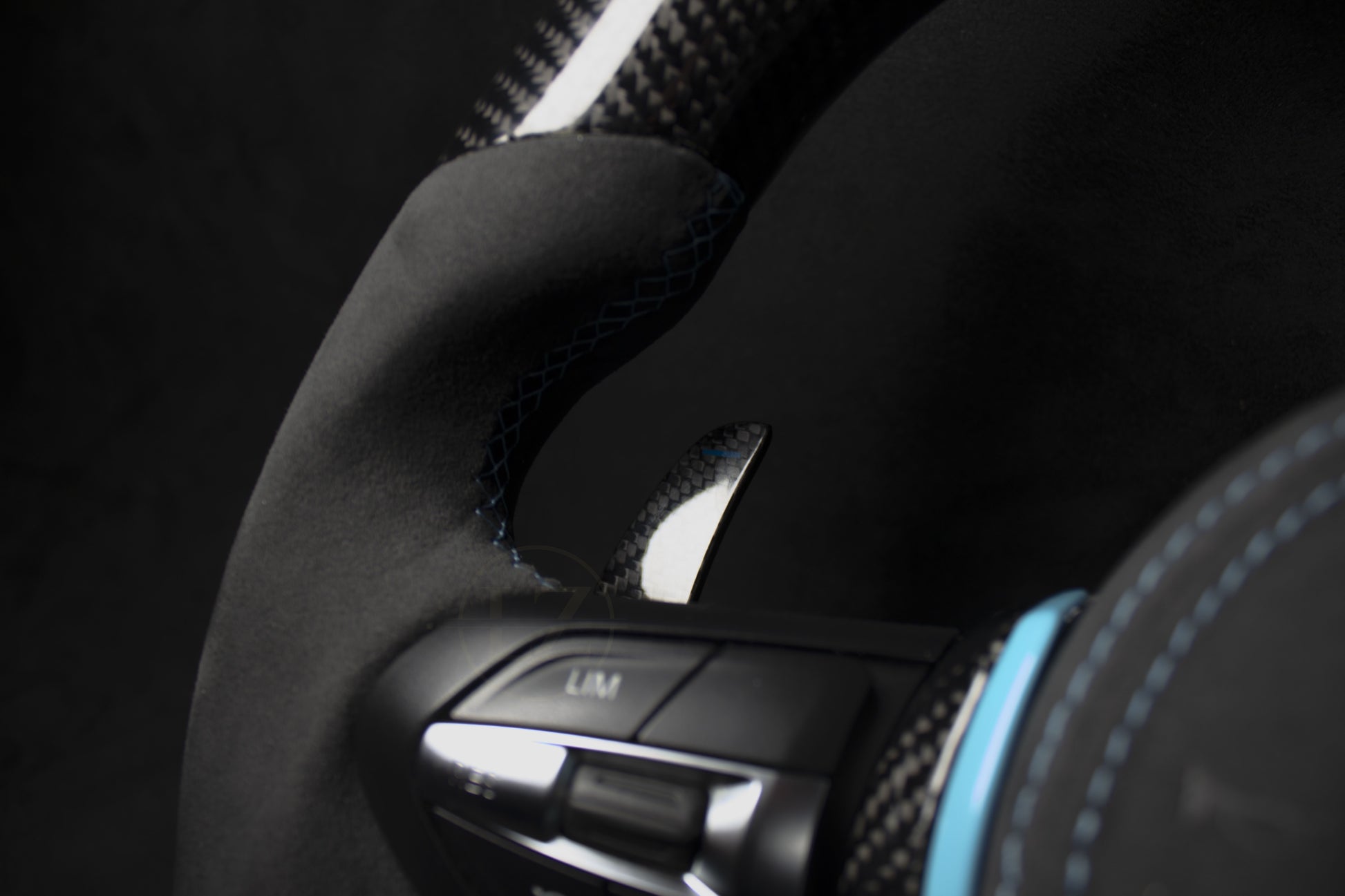 BMW F-Serie Alcantara/Carbon Ratt, LED Yas Marina Blå Detaljer - LZ-Customs