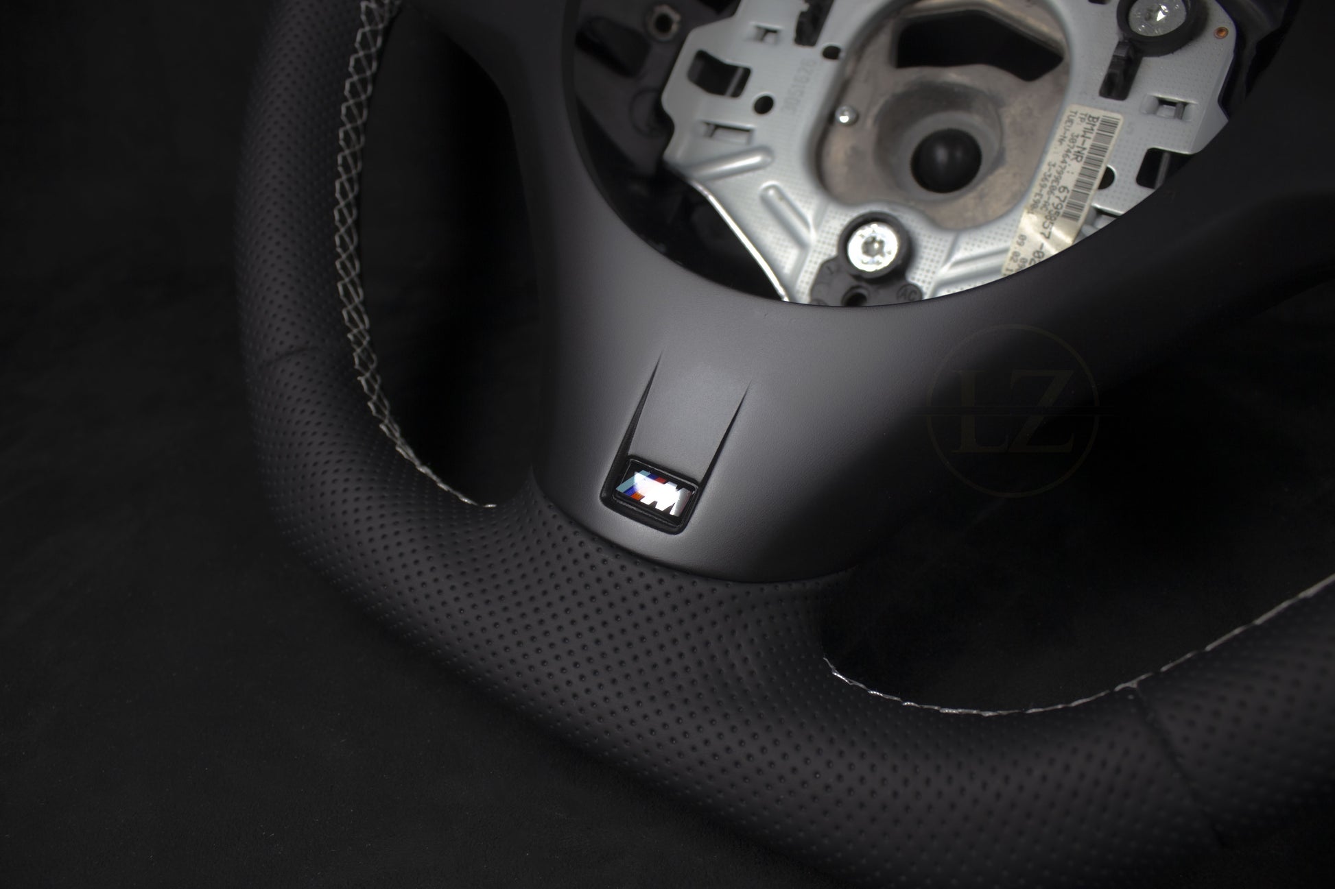 BMW E8X/E9X Perforert Skinn Ratt - Hvite Detaljer - LZ-Customs