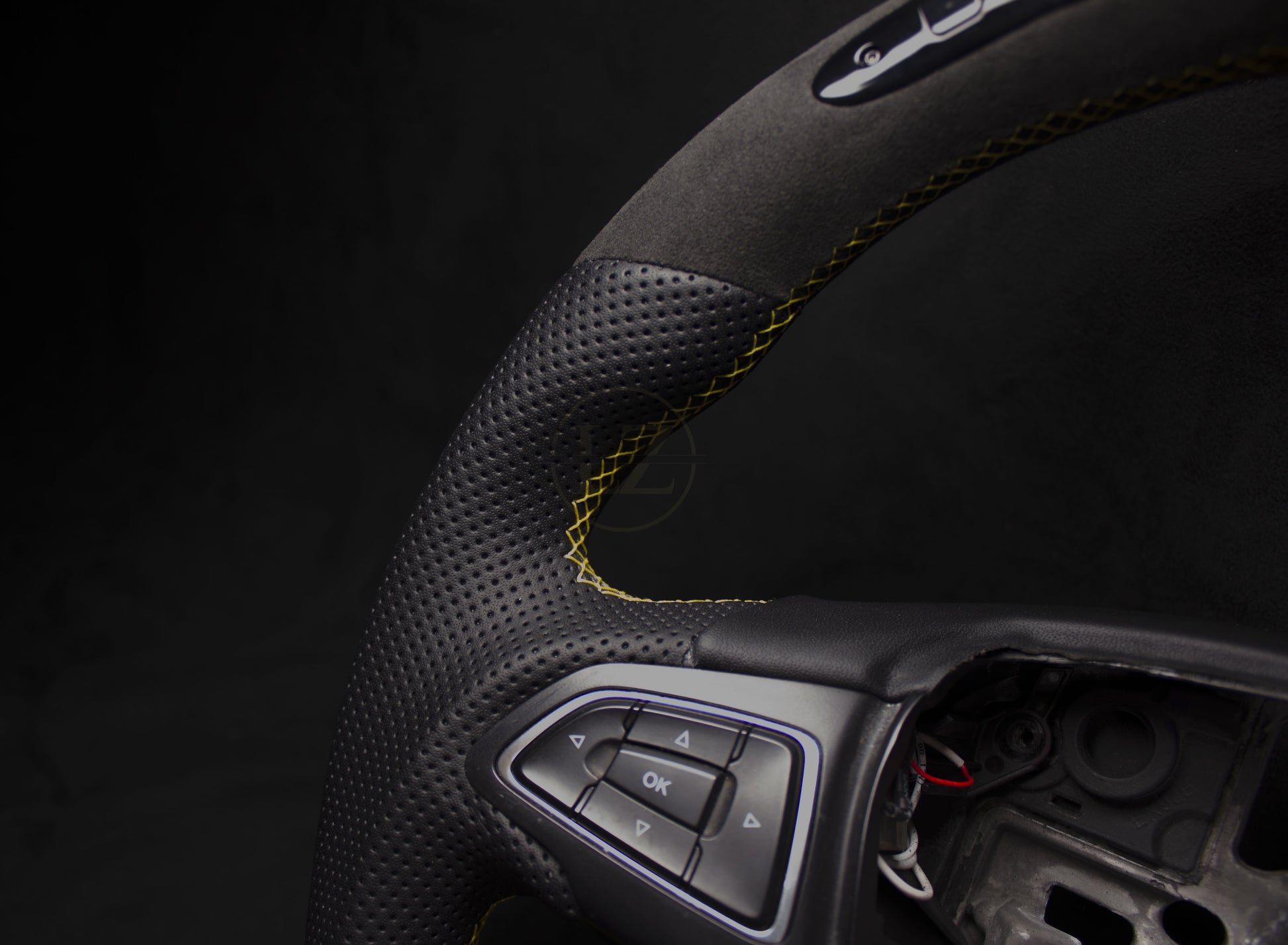 Ford Focus ST MK3 Alcantara/Skinn LED Ratt Gule Detaljer - LZ-Customs