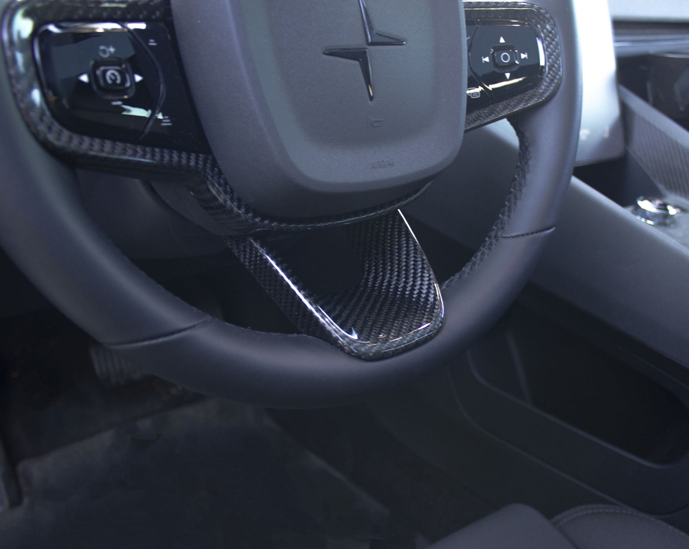 Polestar 2 Nedre Carbon Rattdeksel - LZ-Customs