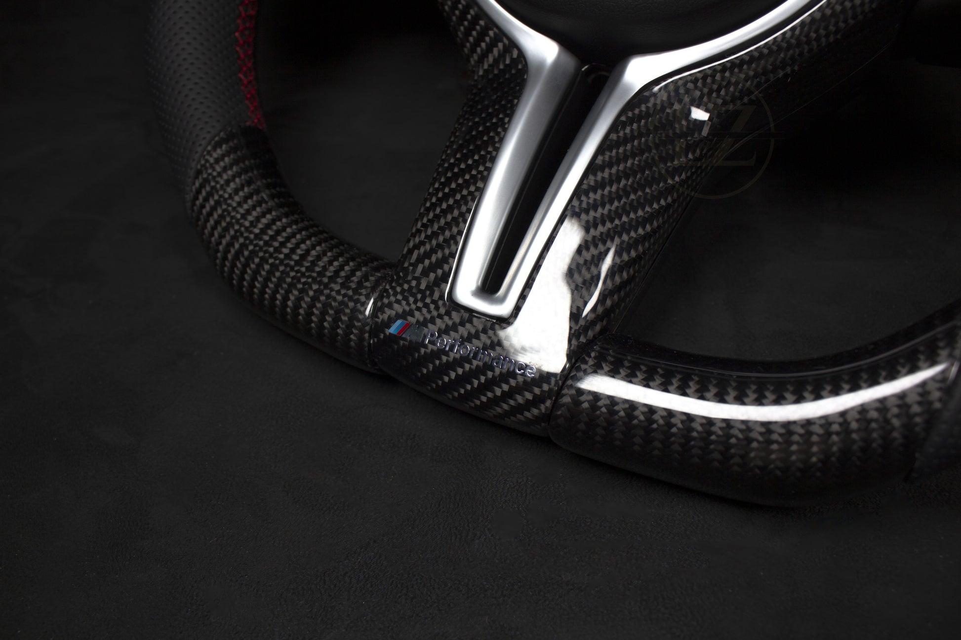 BMW F-Serie Carbon/Ventilert Skinn Ratt, Røde Detaljer V2 - LZ-Customs