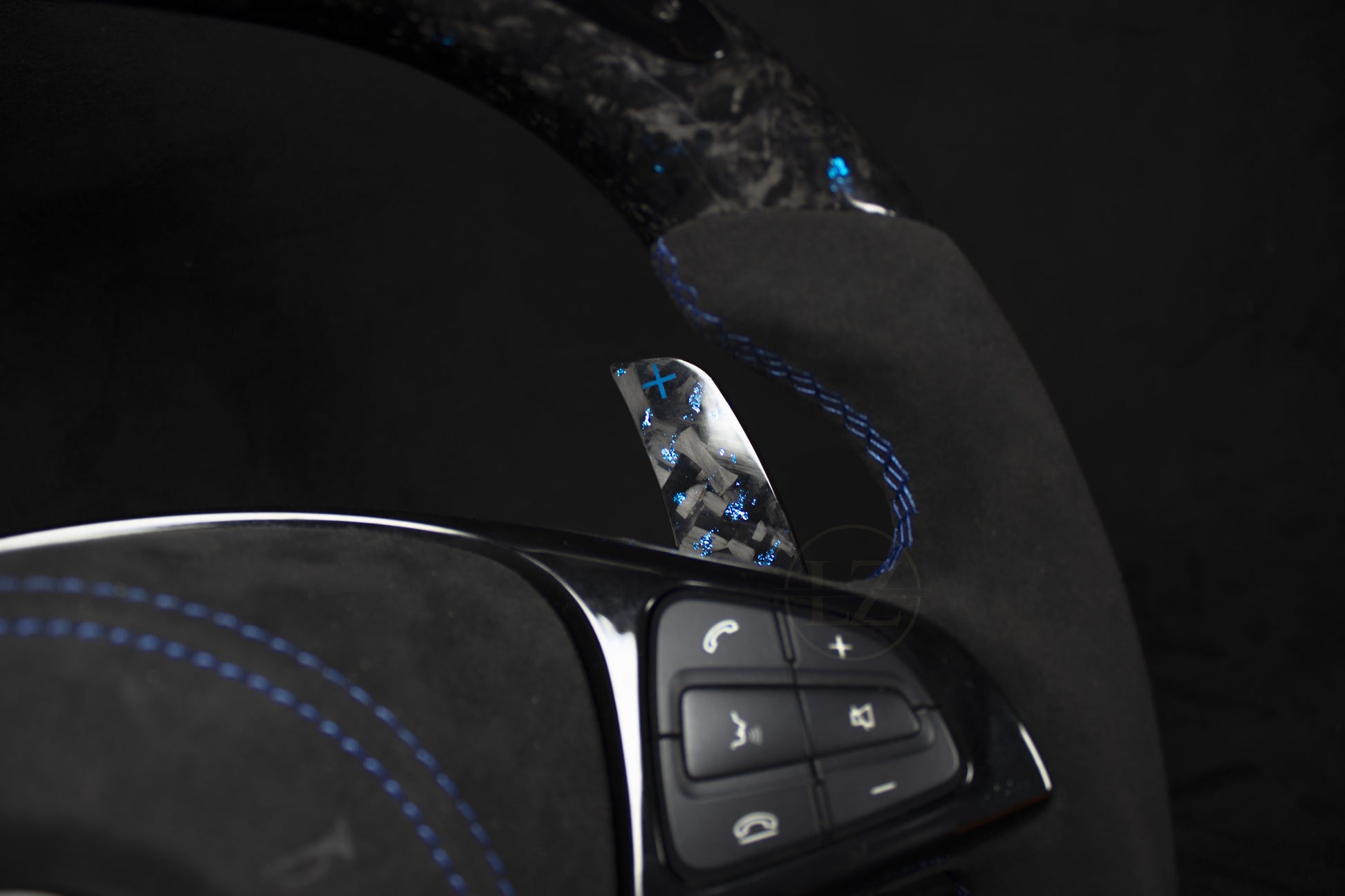 Mercedes-Benz MG Forged Carbon/Alcantara LED Ratt Blå Flakes - LZ-Customs