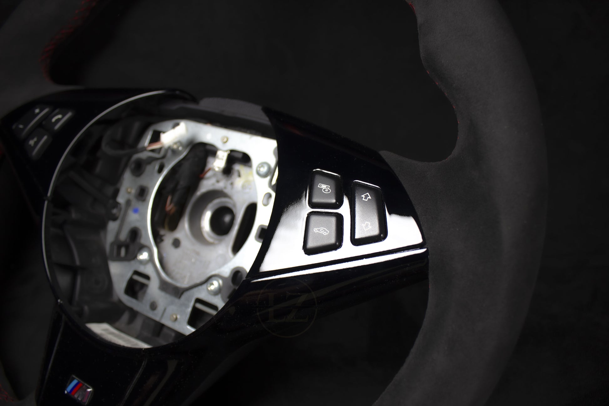 BMW E60, E61 Alcantara Ratt Rød Detaljer Piano Sort Deksel - LZ-Customs