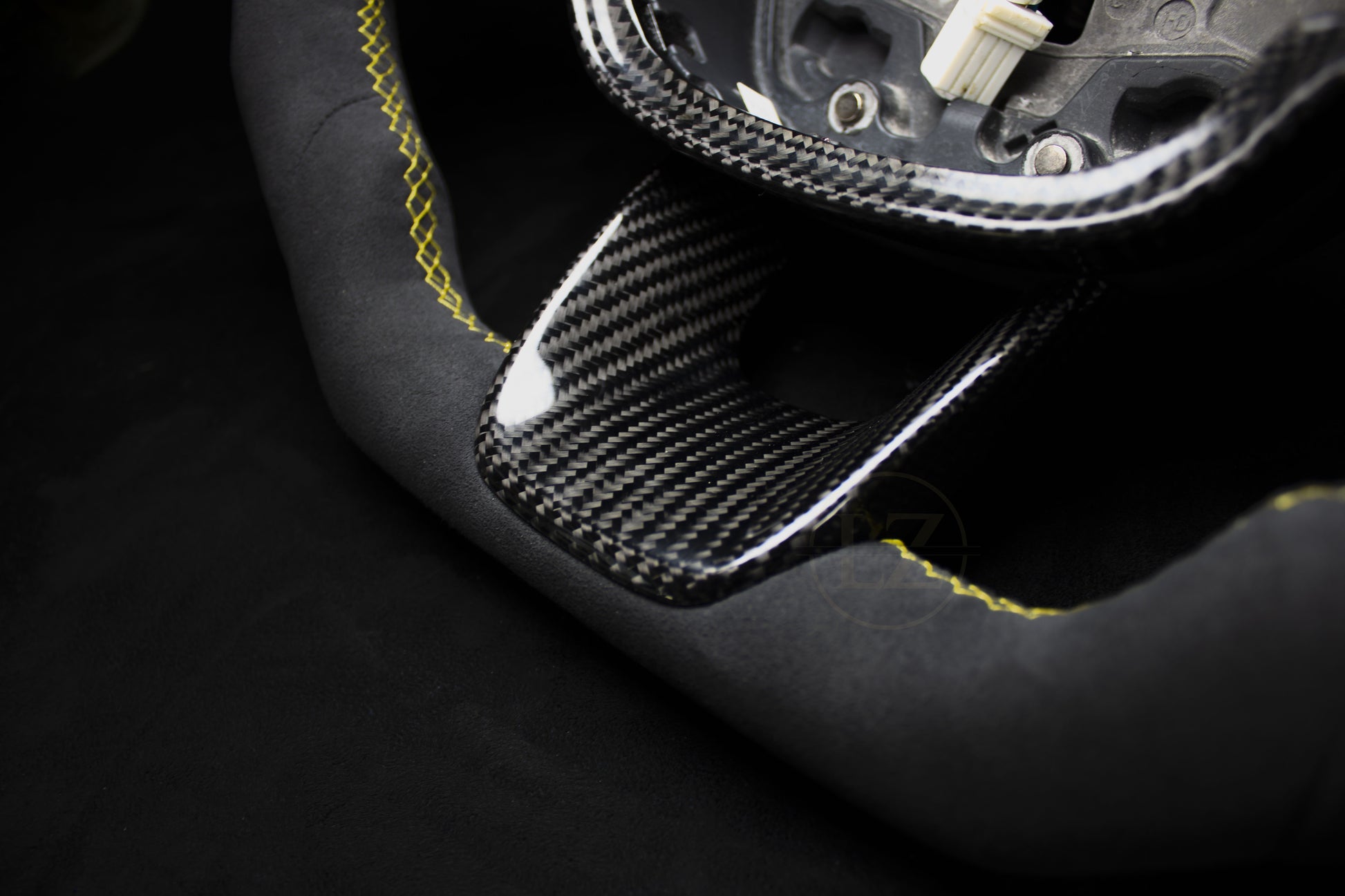 Volvo XC40/Polestar 2 Alcantara Ratt Gule Detaljer - LZ-Customs