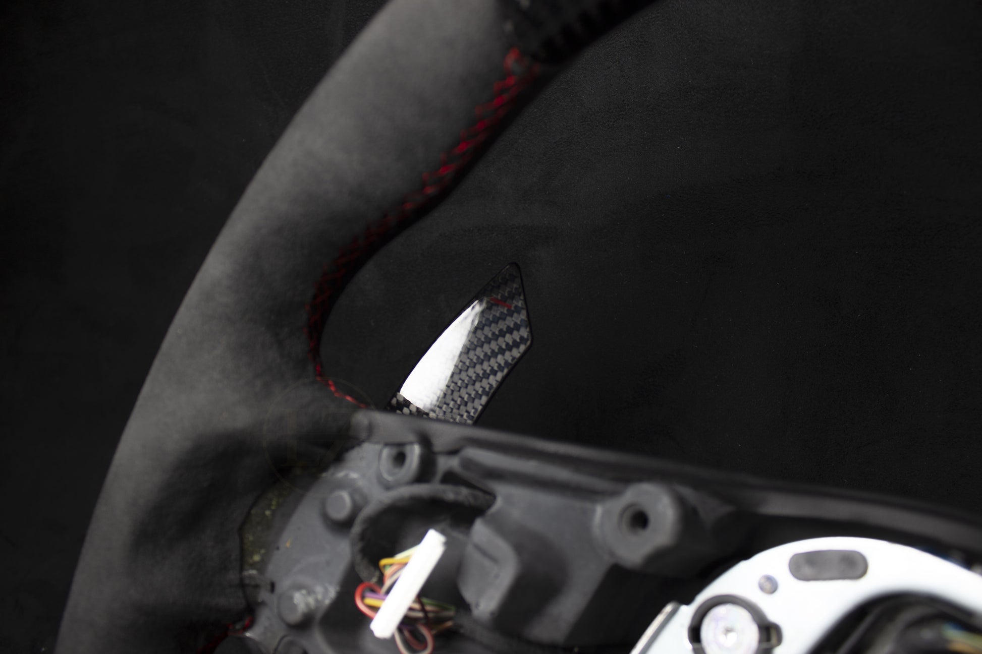 Jaguar XE Alcantara/Carbon Ratt Røde Detaljer - LZ-Customs