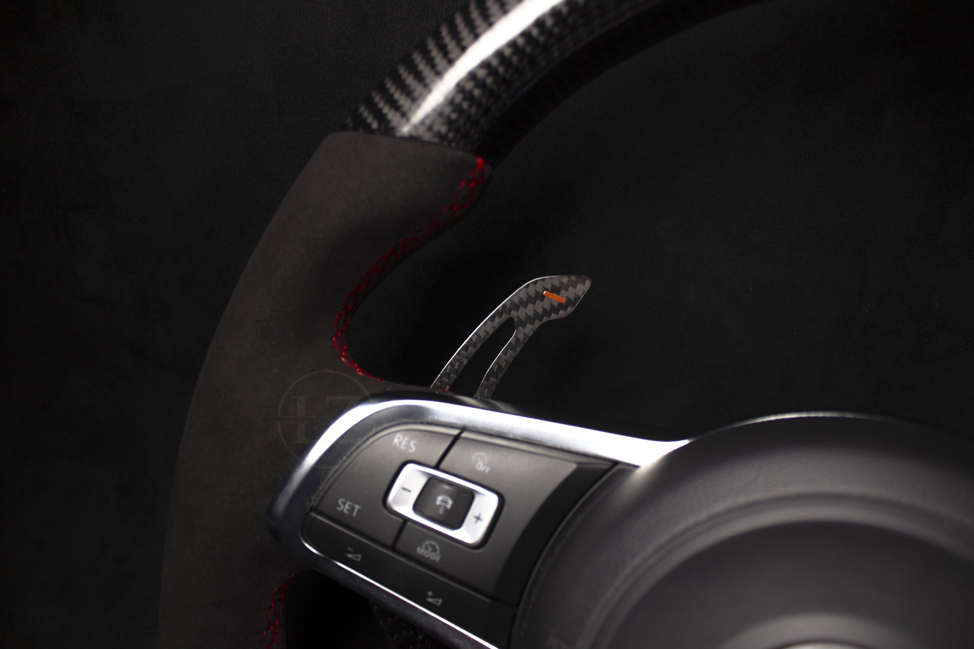 VOLKSWAGEN GOLF MK7 Alcantara/Carbon Ratt Røde Detaljer - LZ-Customs