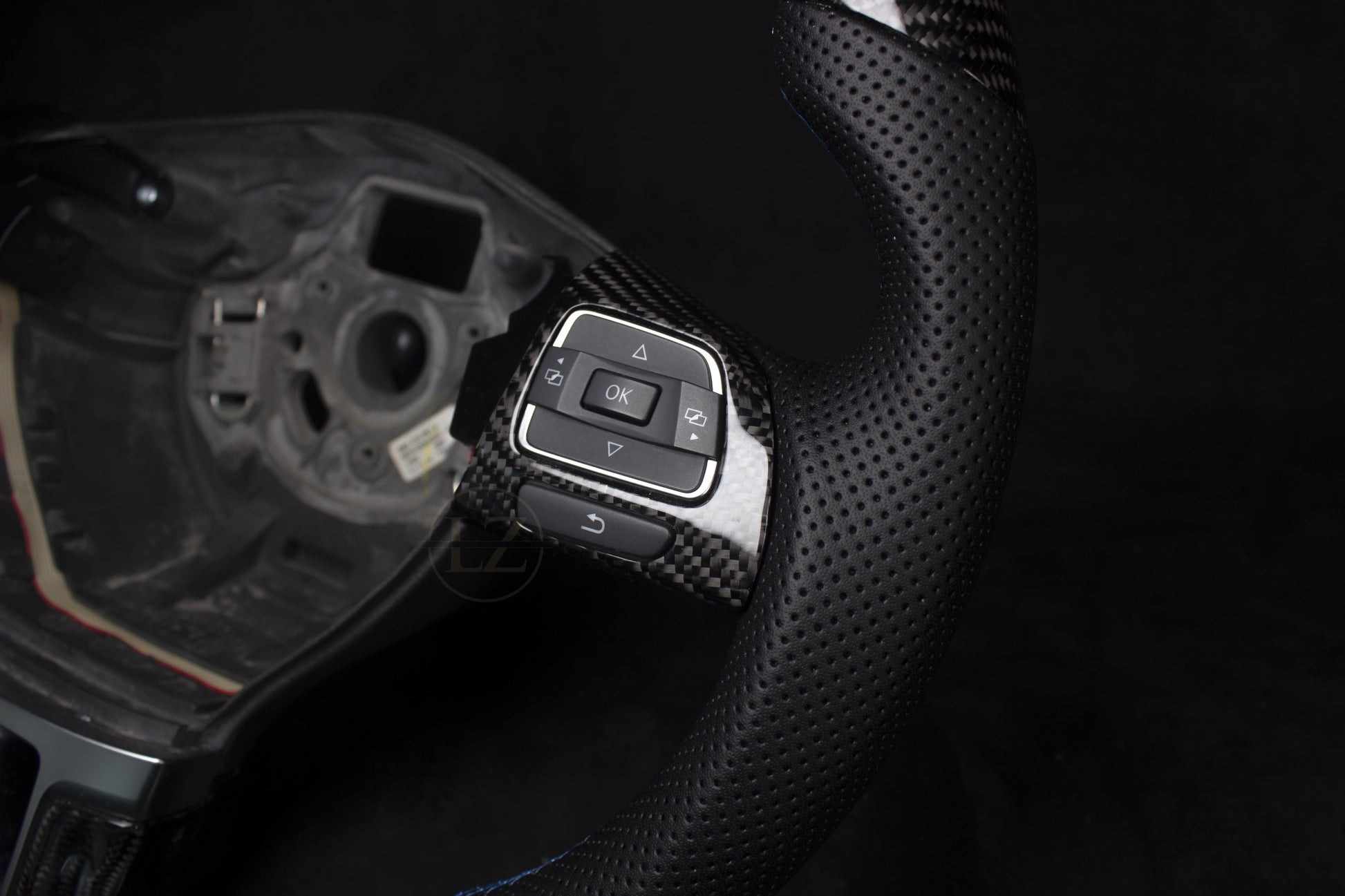 VOLKSWAGEN Passat B7 Skinn/Carbon Ratt Blå Detaljer - LZ-Customs