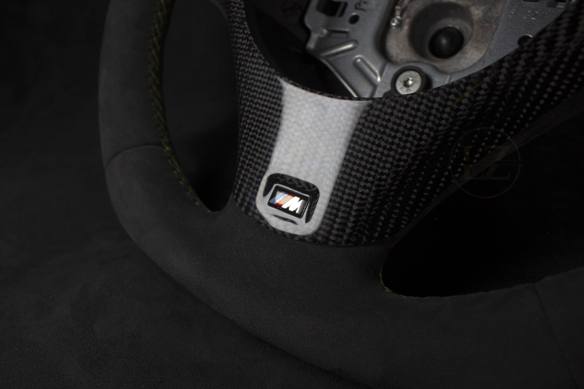 BMW E8X/E9X Alcantara Ratt Gule Detaljer Carbon Rattdeksel - LZ-Customs