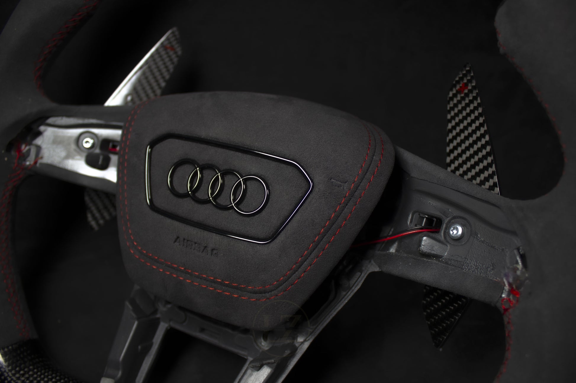 Audi RS C8 Alcantara/Carbon LED Ratt Røde Detaljer - LZ-Customs