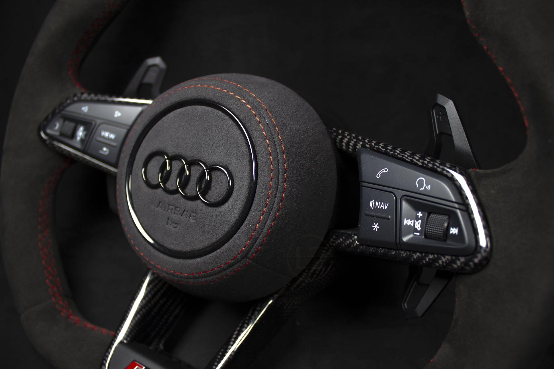 Audi R8 Alcantara Ratt Røde Detaljer - LZ-Customs