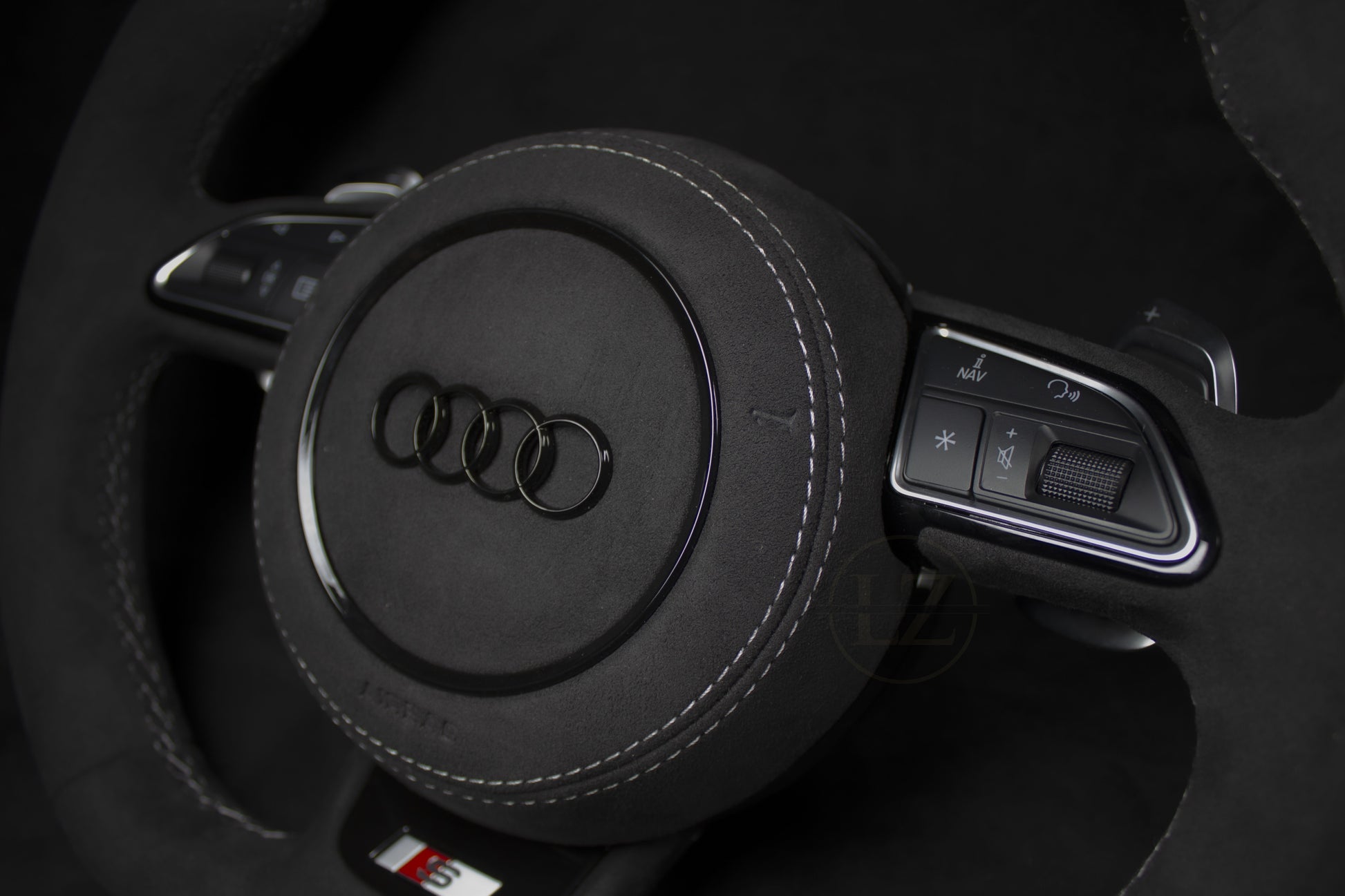 Audi B8 Alcantara Ratt, Hvite Detaljer v2 - LZ-Customs