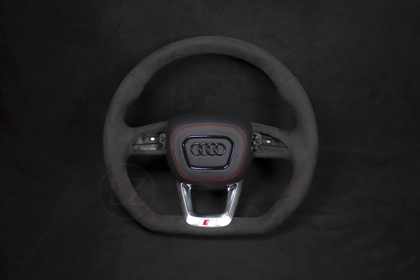 Audi RS C8 Alcantara-Lenkrad mit roten Details – LZ-Customs
