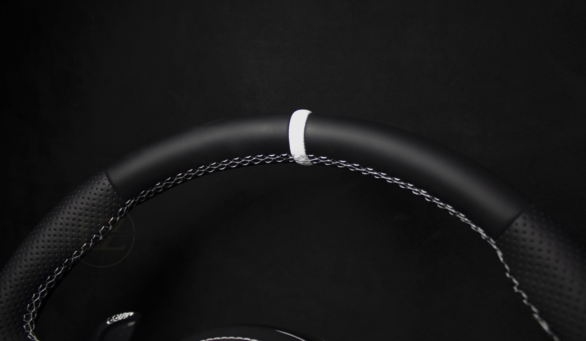 Mercedes-Benz C63 AMG Skinn Ratt Hvite detaljer - LZ-Customs