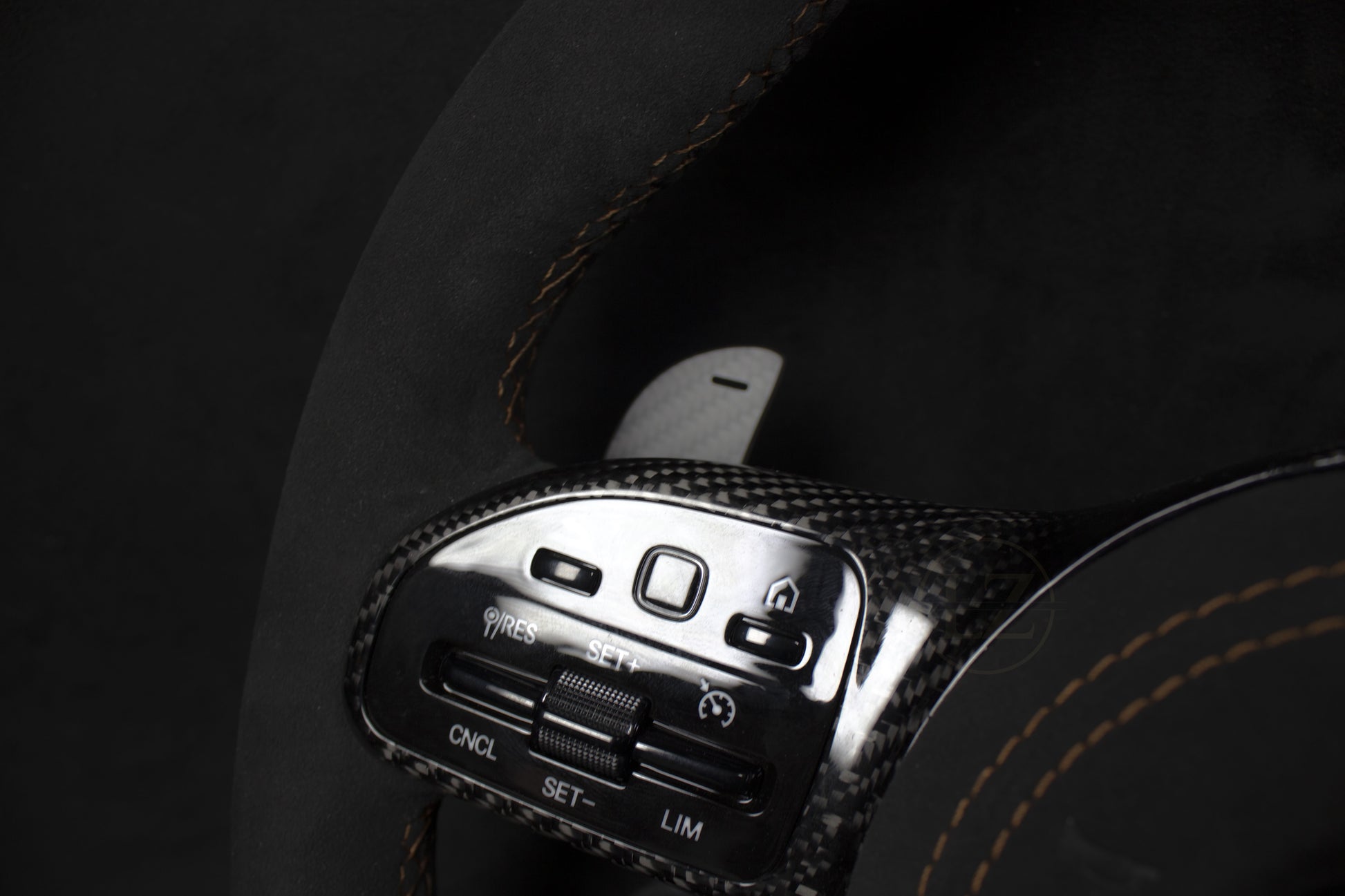 Mercedes-Benz C63 AMG Alcantara/Skinn Ratt Brune detaljer - LZ-Customs