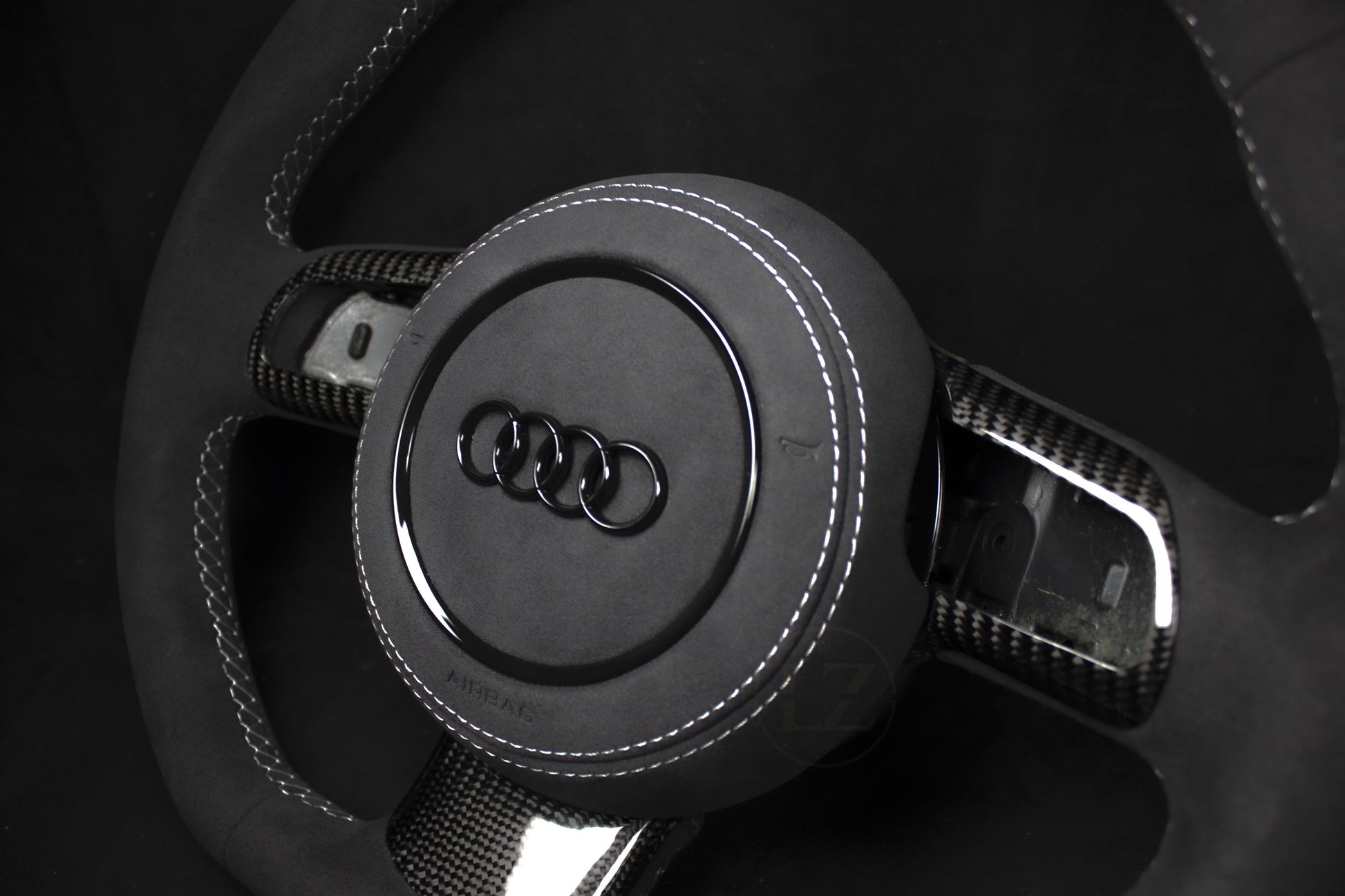 Audi TT MK2 Alcantara Ratt - Hvite Detaljer - LZ-Customs