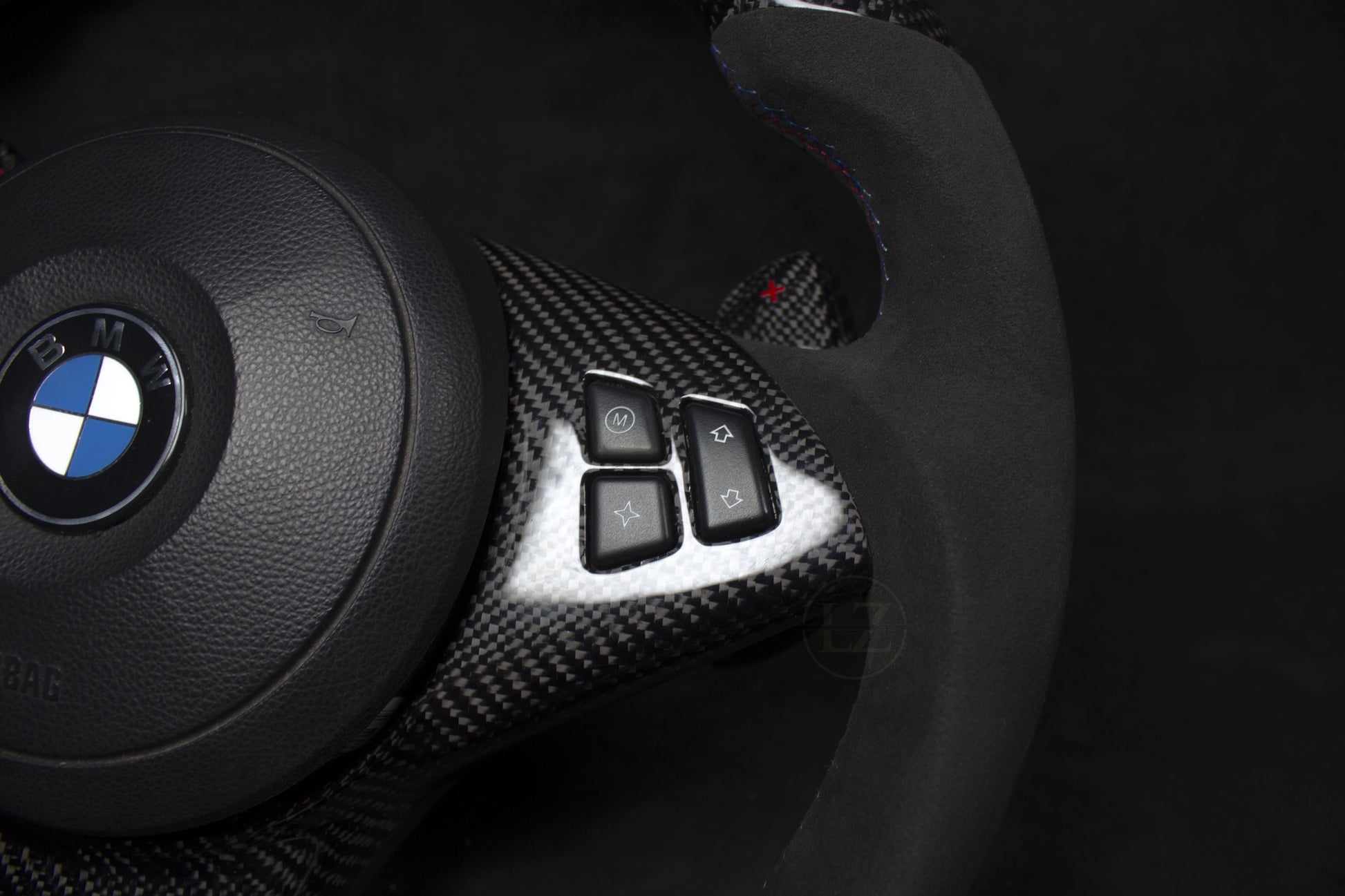 BMW E60, E61 Carbon/Alcantara Ratt V2 - LZ-Customs