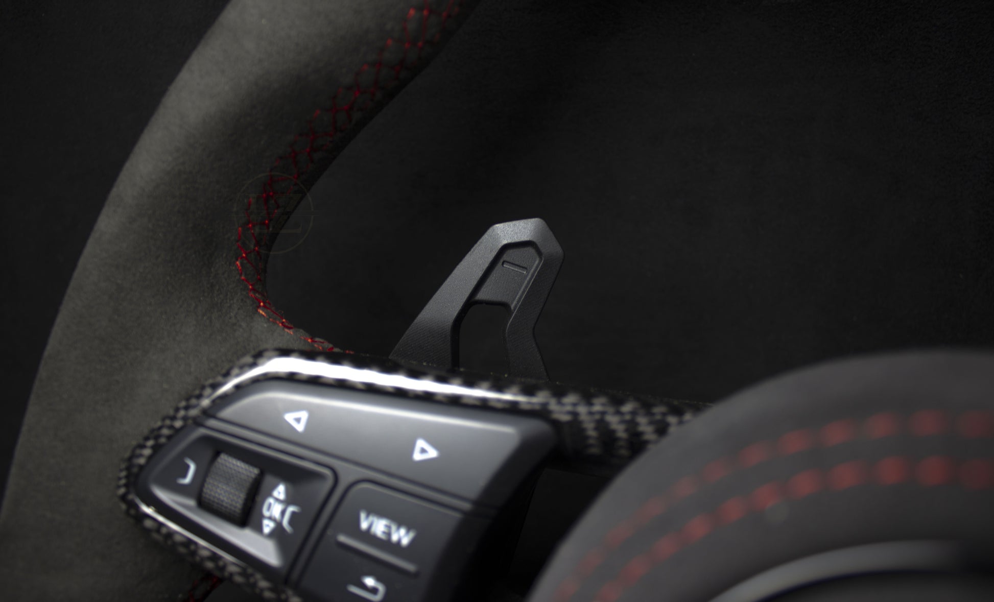 Audi R8 Alcantara Ratt Røde Detaljer - LZ-Customs