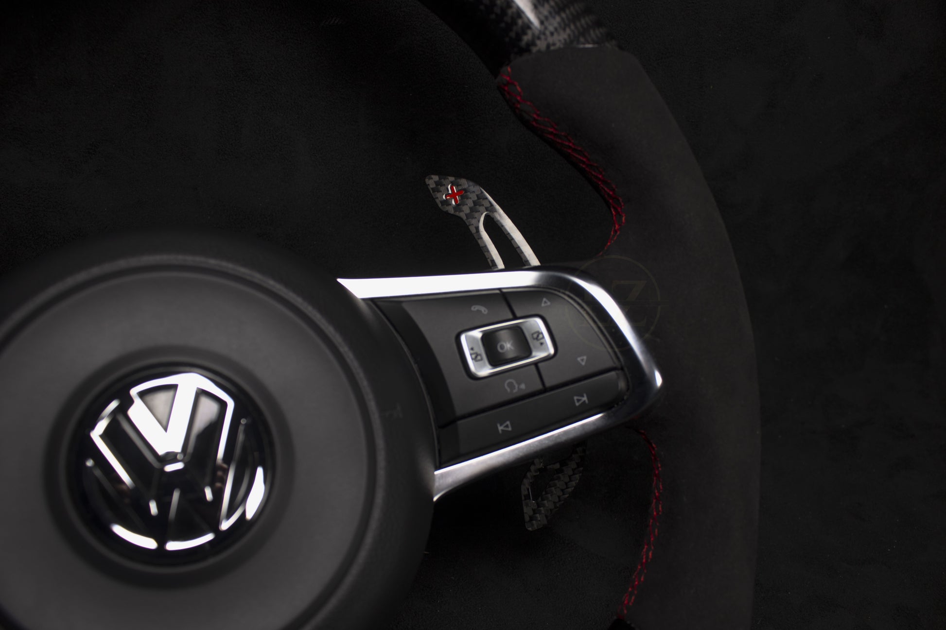 VOLKSWAGEN GOLF MK7 Alcantara/Carbon Ratt Røde Detaljer - LZ-Customs