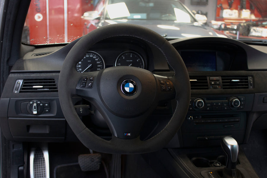 BMW E8X/E9X M-Performance Alcantara Ratt Hvite sømmer