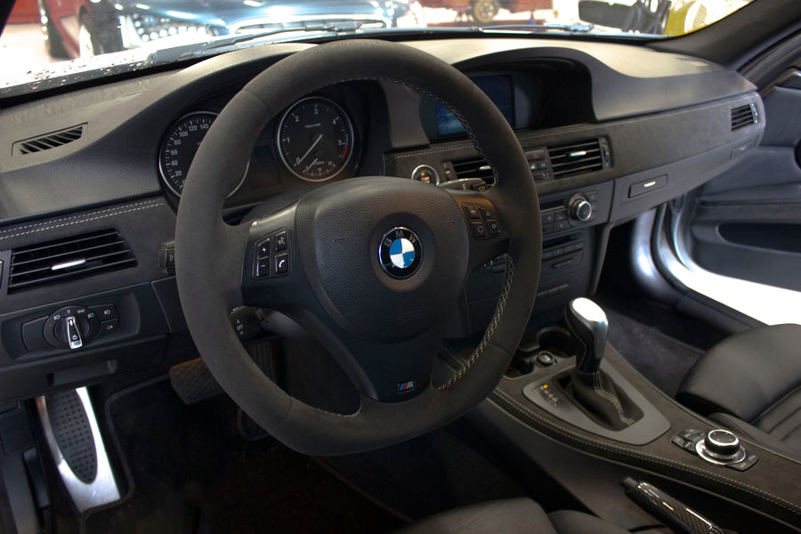 BMW E8X/E9X M-Performance Alcantara Ratt Hvite sømmer - LZ-Customs
