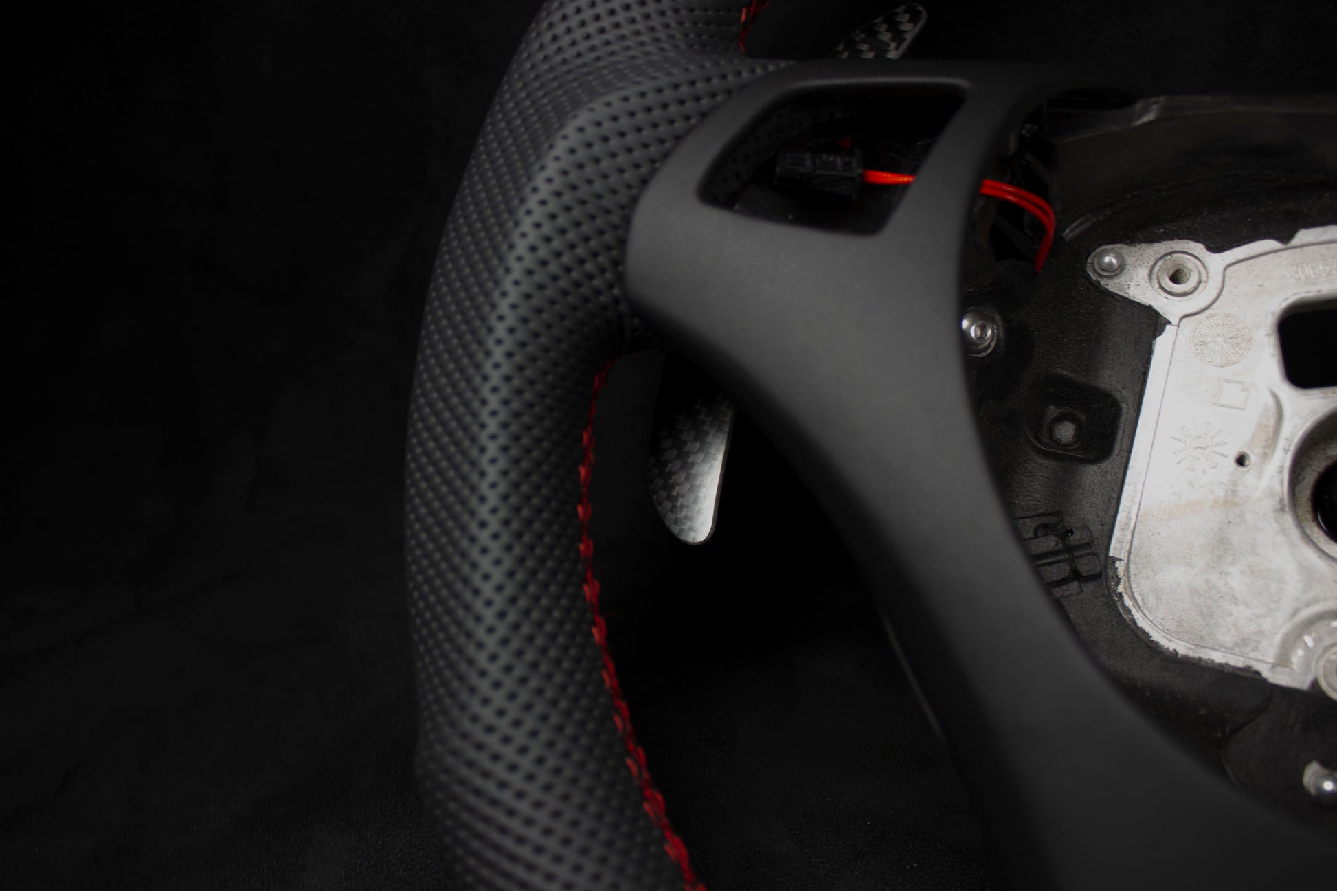 BMW E8X/E9X Alcantara/Skinn Ratt, Rød Detaljer Magnetiske Paddles - LZ-Customs